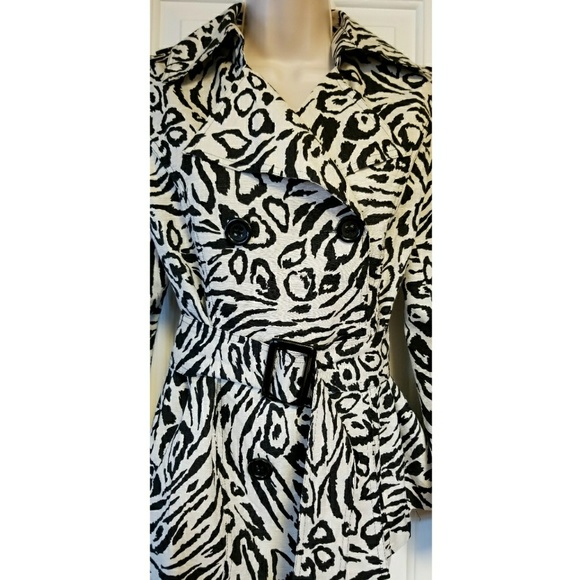 Fun, Short Trench Coat - Picture 2 of 7